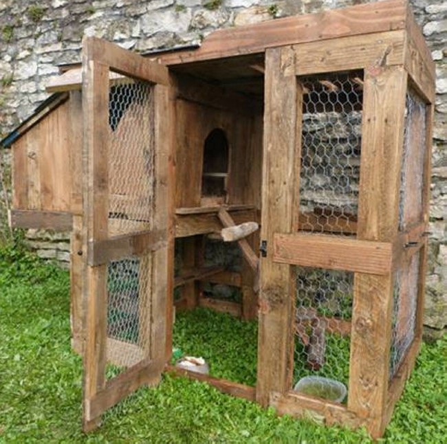 Chicken Coop Made Out Of Wood Pallets Upcycle Art